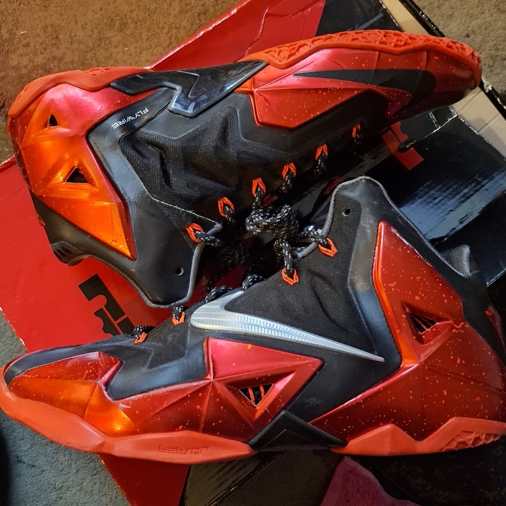 Nike LeBron XI "Bred"
